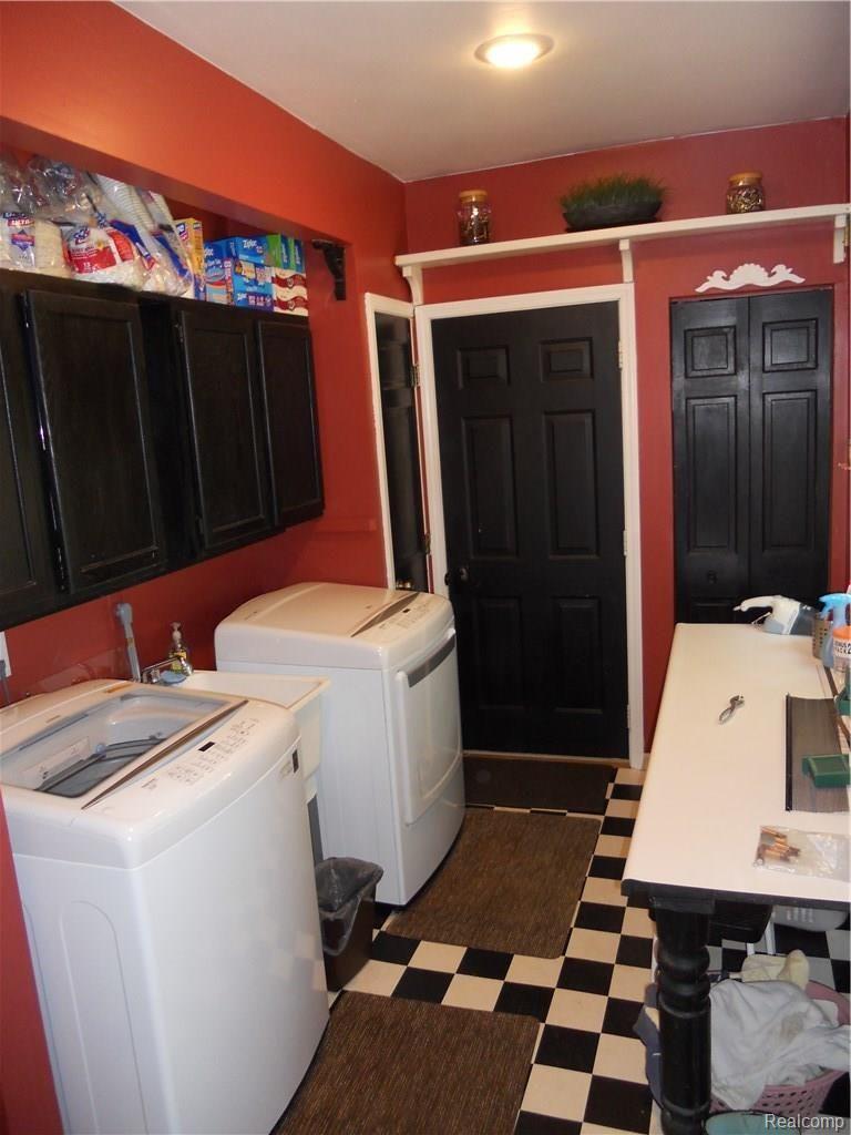 18161 Tipsico Lake Road Fenton, MI 48430 - Photo 19 of 34 laundry room