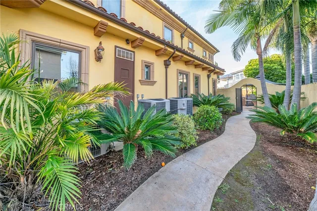 a view of entryway with a front door