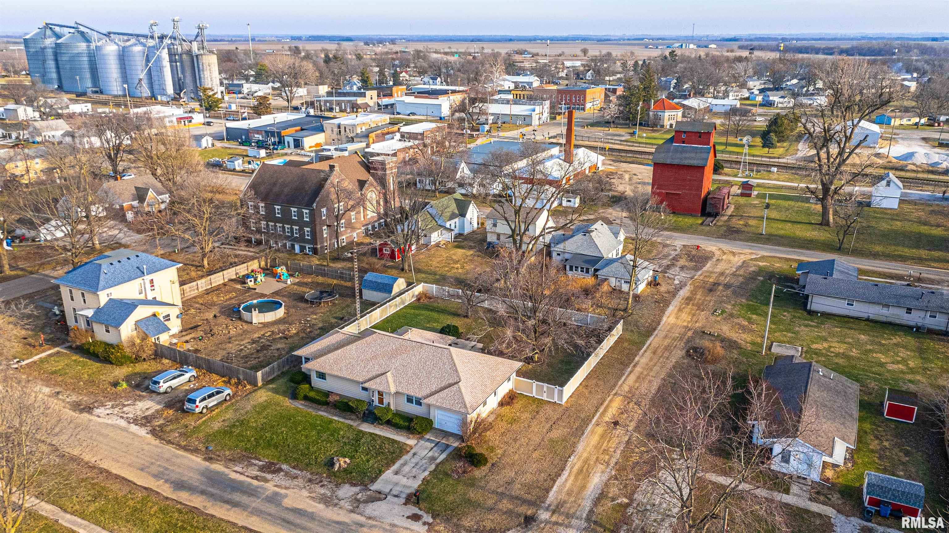 207 Southwest 3rd Street Atlanta, IL 61723 - Photo 4 of 32