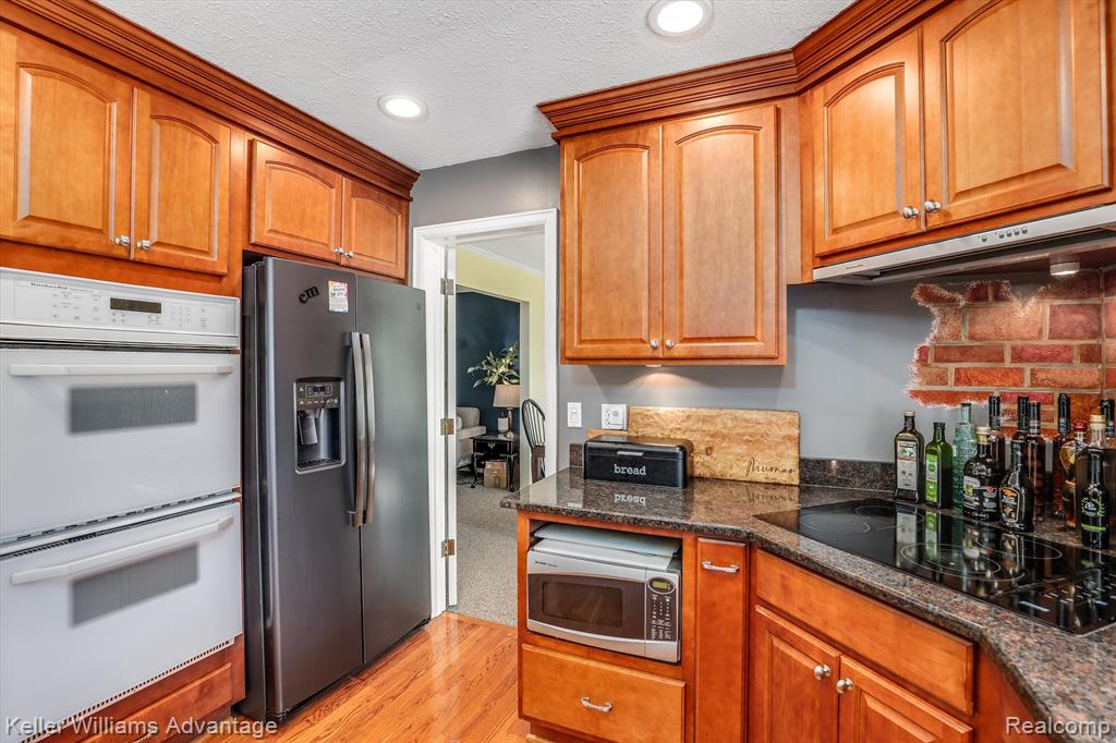 40505 East Mill Rd Court Novi, MI 48375 - Photo 12 of 44