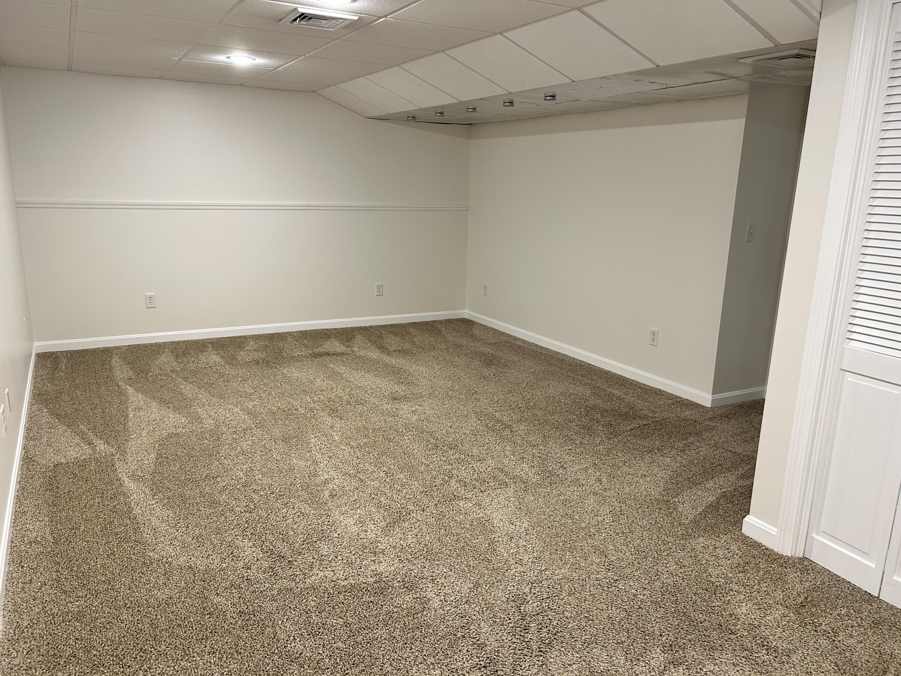 121 Old Post Road Centerville, MA 02632 - Photo 23 of 39 an empty room with a ceiling fan