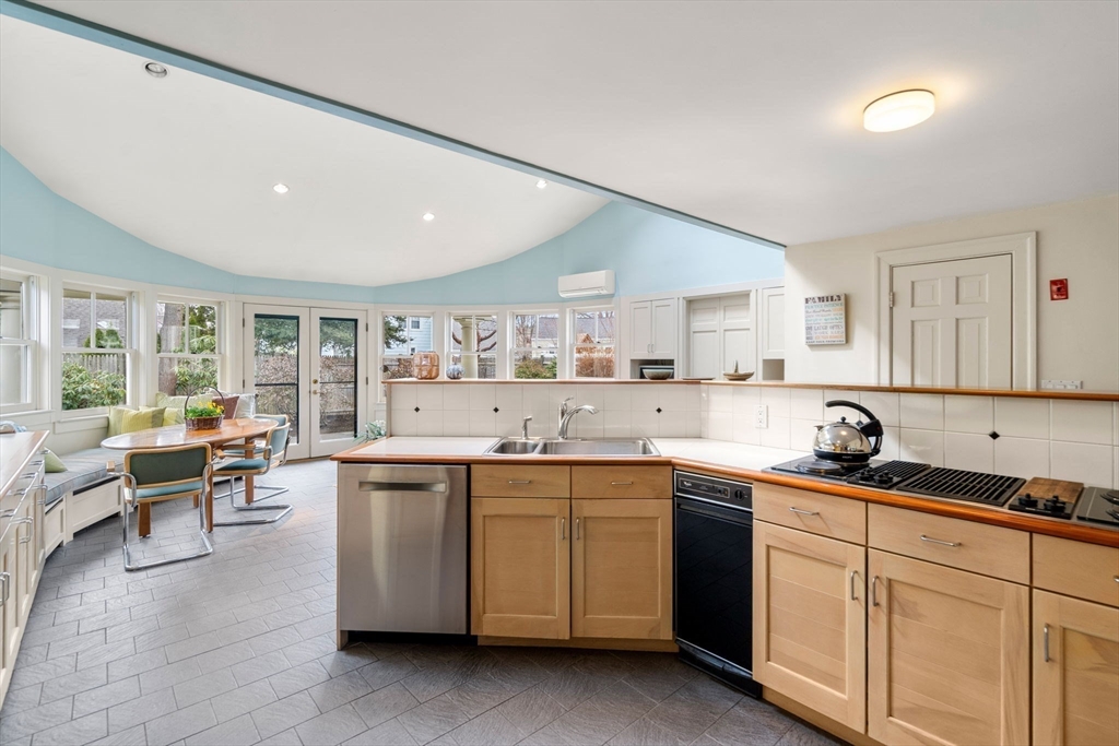 16 Miles Standish Road Marblehead, MA 01945 - Photo 8 of 32