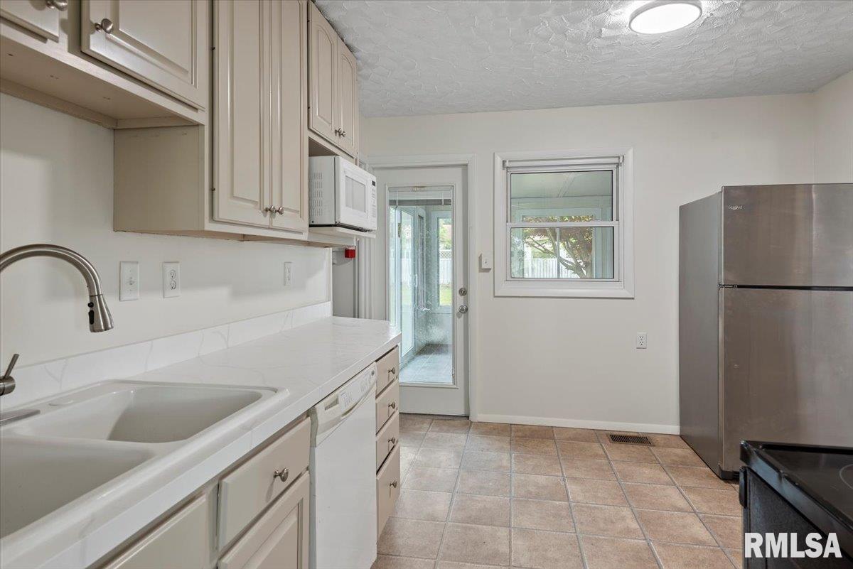 3225 Saxony Road Springfield, IL 62703 - Photo 8 of 31