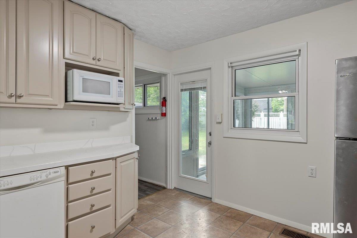 3225 Saxony Road Springfield, IL 62703 - Photo 9 of 31