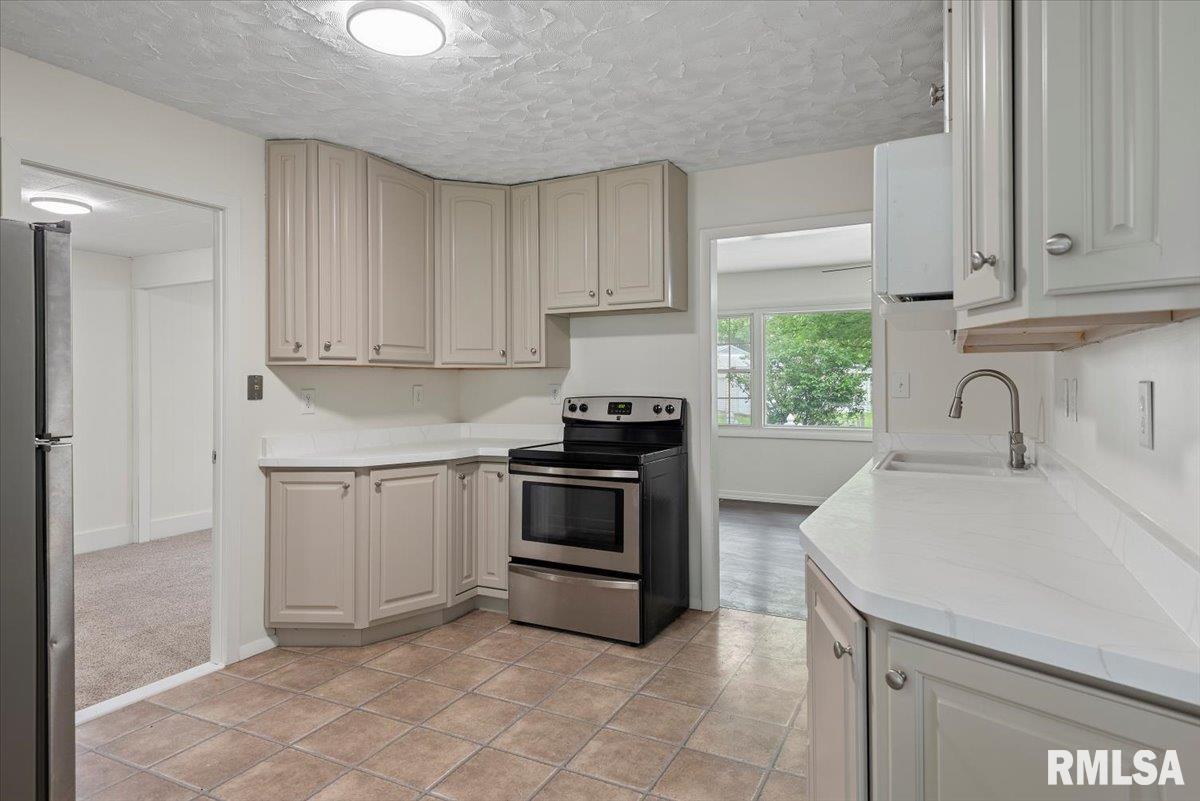 3225 Saxony Road Springfield, IL 62703 - Photo 10 of 31