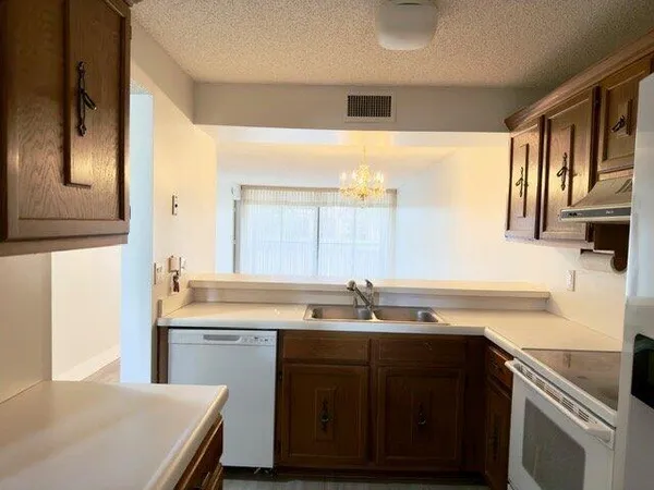 $169,900 | 6021 Coral Lake Drive, Unit 209, Margate, FL 33063