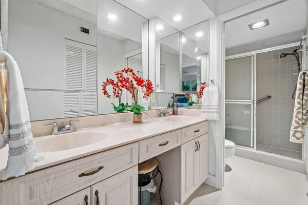 $385,000 | 5121 Oakhill Lane, Unit 411, Delray Beach, FL 33484