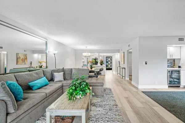 $385,000 | 5121 Oakhill Lane, Unit 411, Delray Beach, FL 33484
