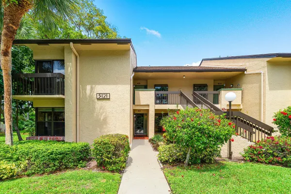 $385,000 | 5121 Oakhill Lane, Unit 411, Delray Beach, FL 33484