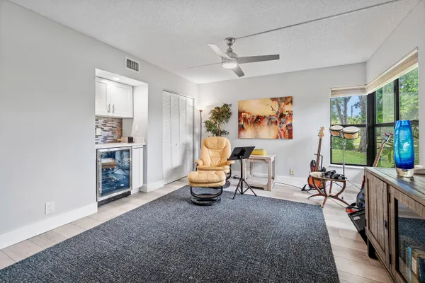 $385,000 | 5121 Oakhill Lane, Unit 411, Delray Beach, FL 33484