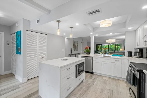 $385,000 | 5121 Oakhill Lane, Unit 411, Delray Beach, FL 33484