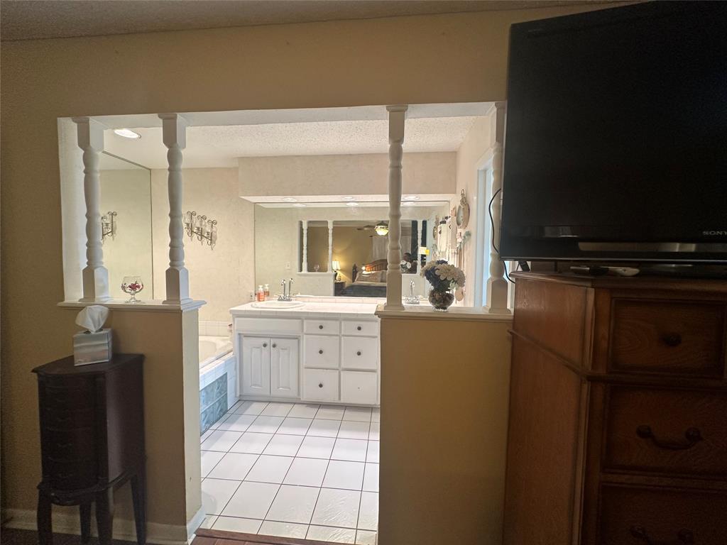 245 County Road 3696 Springtown, TX 76082 - Photo 15 of 29 a bathroom with a sink a mirror and a bathtub