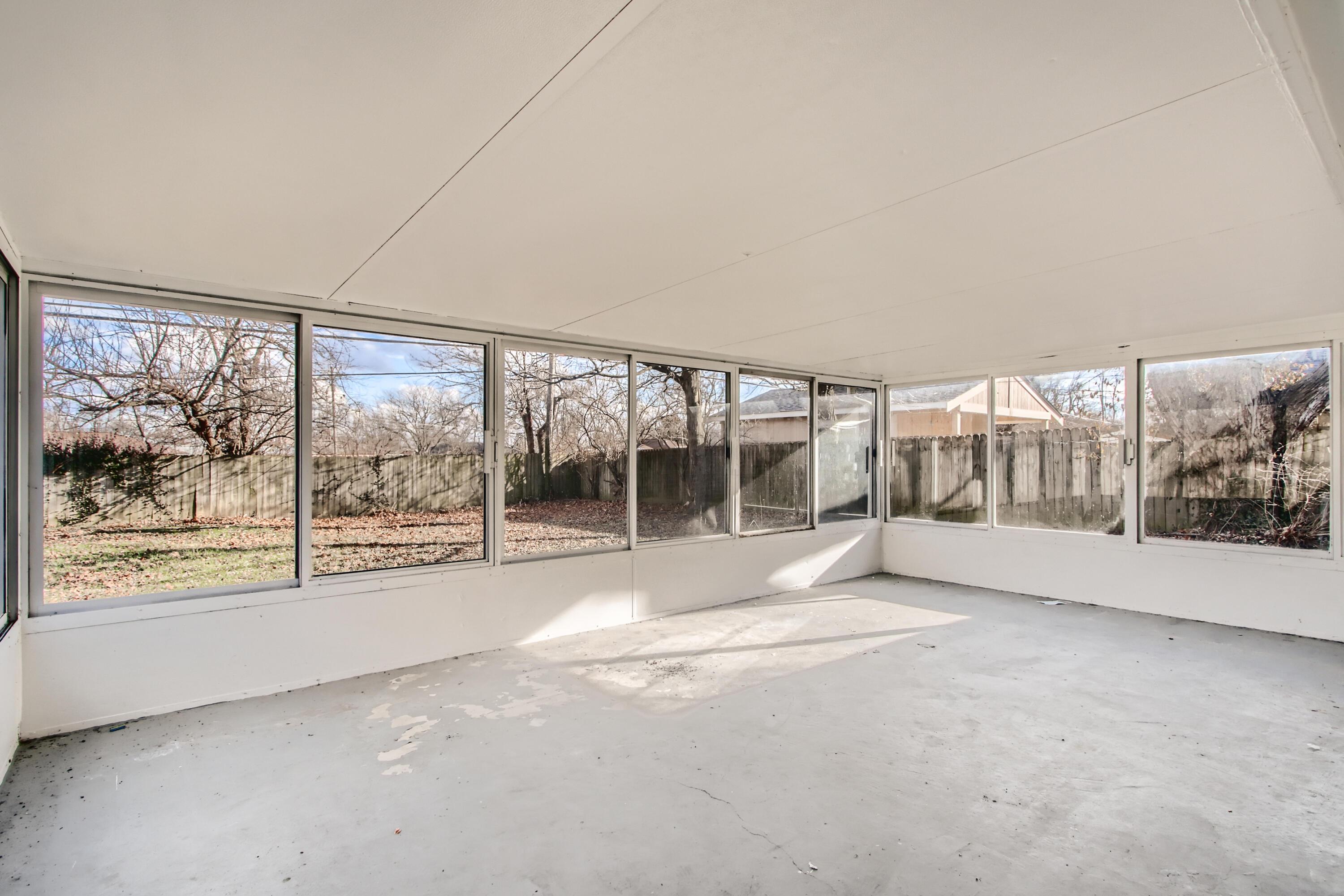 924 Demorest Road Columbus, OH 43204 - Photo 25 of 28 30 Sunroom