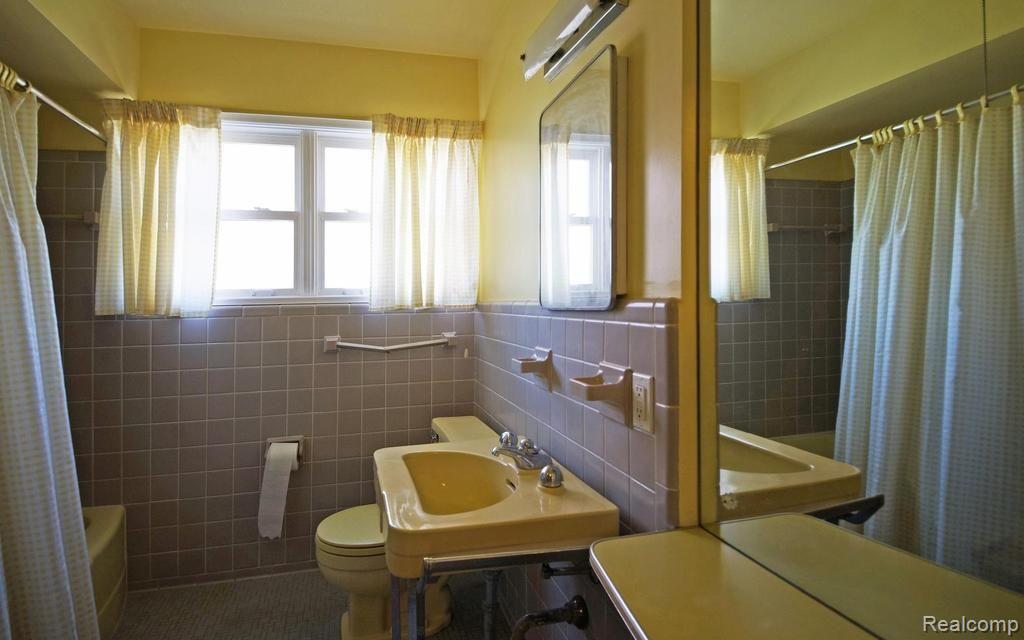 564 Roslyn Road Grosse Pointe, MI 48236 - Photo 15 of 22 15-photo-web-1024x640-71520.jpg
