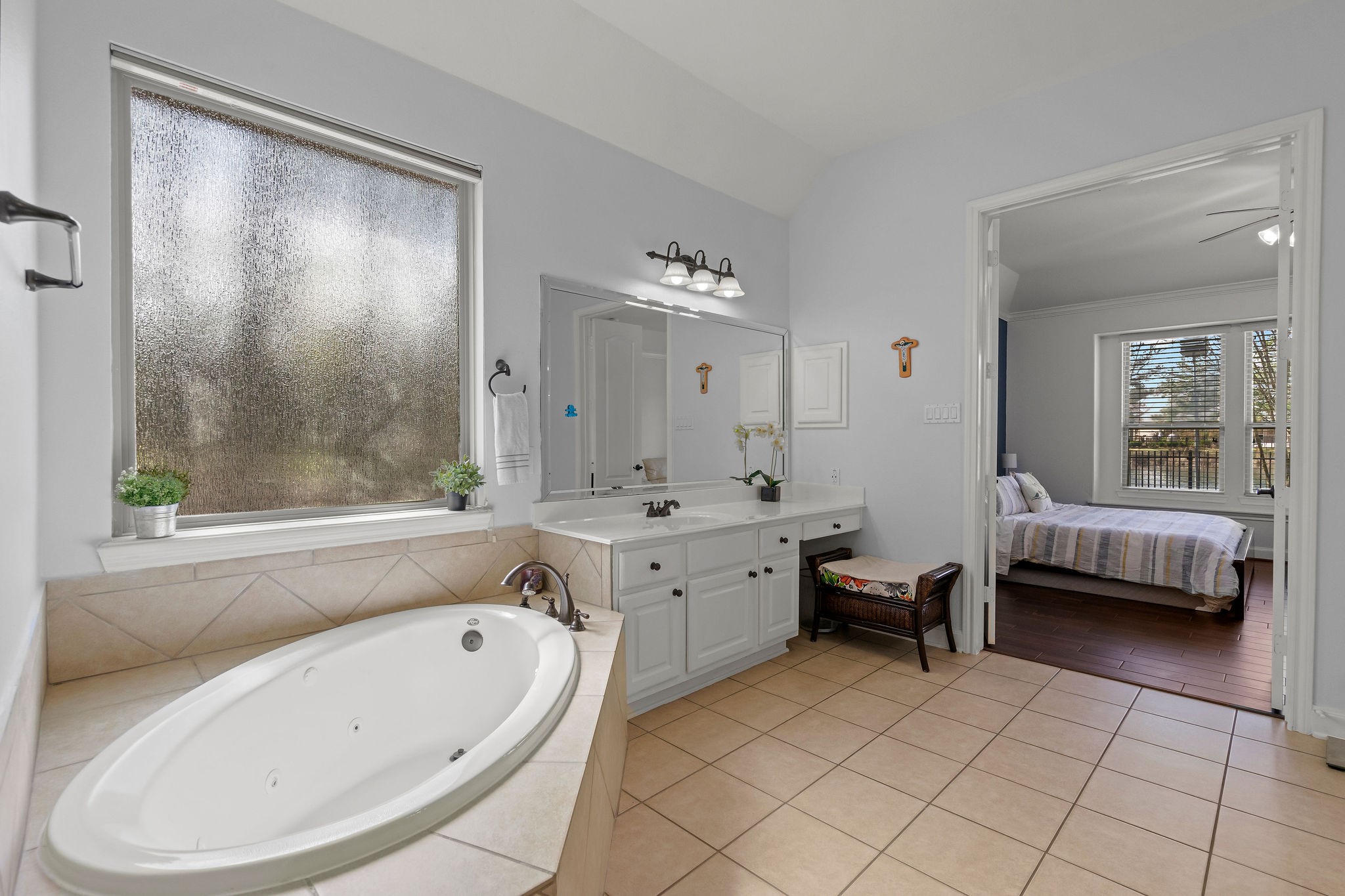 31114 Lakeview Bend Lane Spring, TX 77386 - Photo 35 of 41 a spacious bathroom with a tub sink and mirror