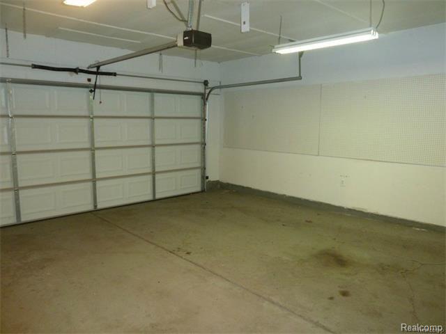 705 Sheffield Road Auburn Hills, MI 48326 - Photo 22 of 23 705 garage.jpg