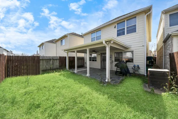 a view of a house with backyard
