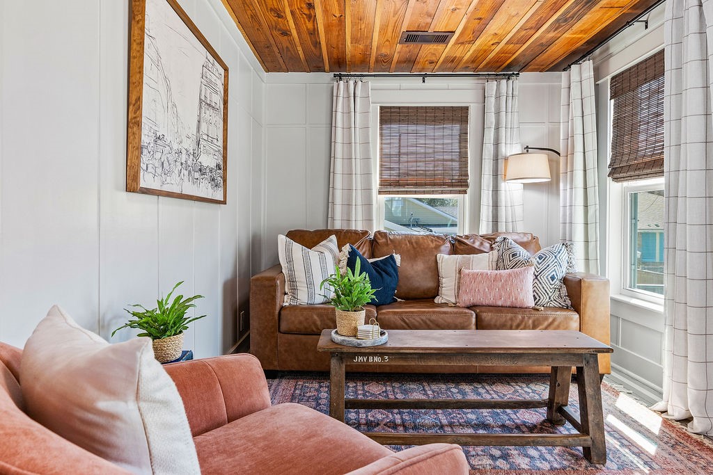 4117 Avenue R Galveston, TX 77550 - Photo 29 of 39 a living room with furniture and a potted plant
