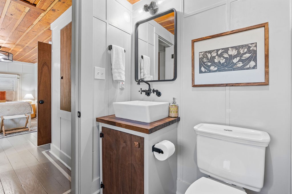 4117 Avenue R Galveston, TX 77550 - Photo 38 of 39 a bathroom with a toilet a sink and a mirror