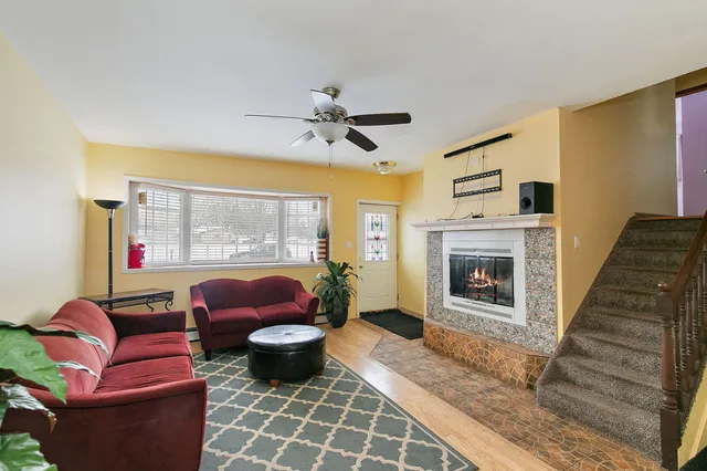 $295,000 | 11618 Douglas Avenue, Huntley, IL 60142