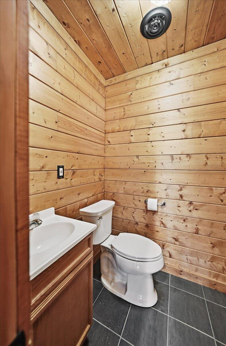 9642 West 1100th Street North Demotte, IN 46310 - Photo 34 of 37 a bathroom with a toilet and a sink