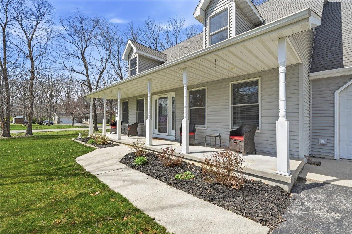 9642 West 1100th Street North Demotte, IN 46310 - Photo 5 of 37 front view of a house with a yard