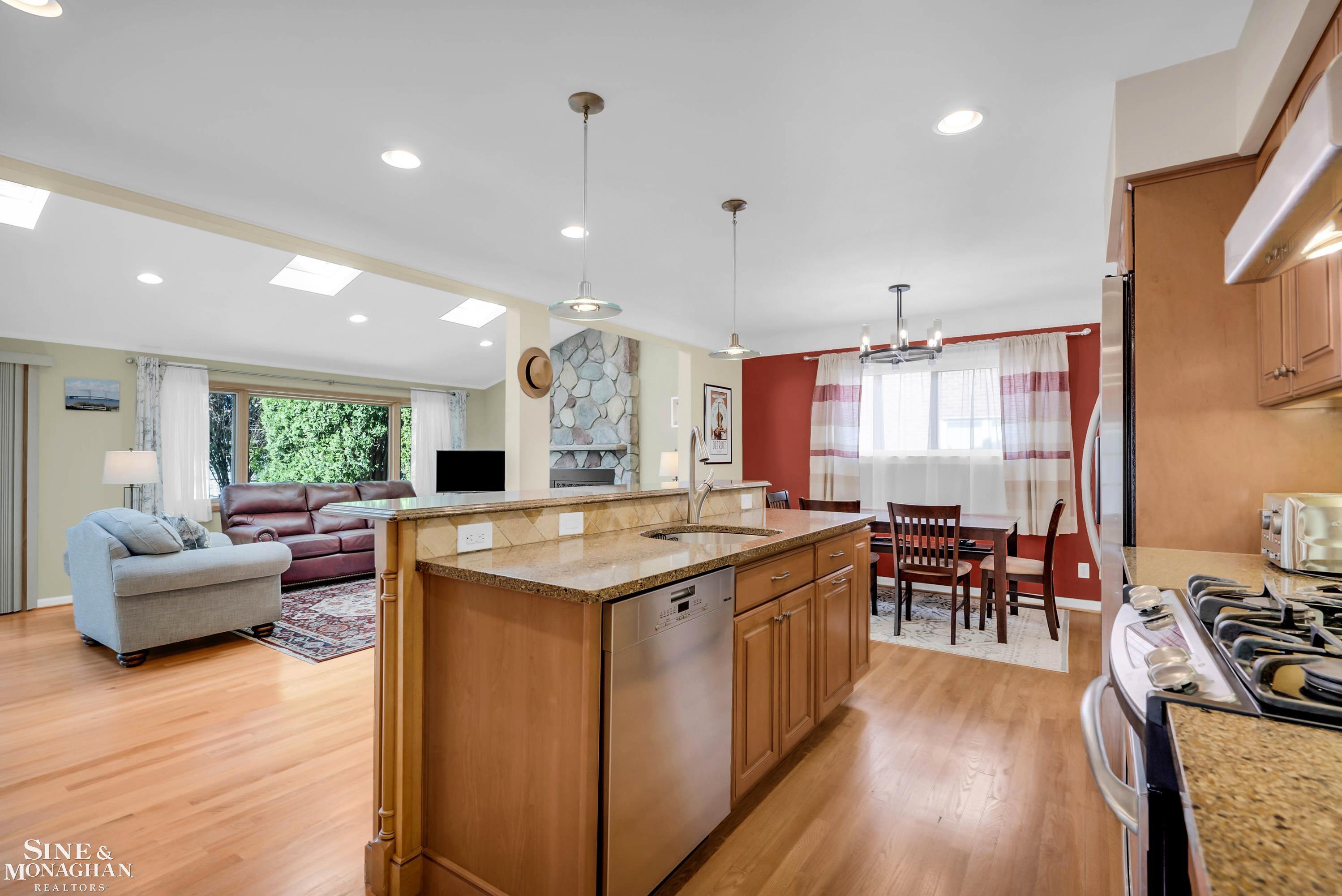 347 Ridgemont Road Grosse Pointe, MI 48236 - Photo 11 of 77 50139299-088e865e-47d6-4f09-8a0b-22075b5ca7fd.JPG