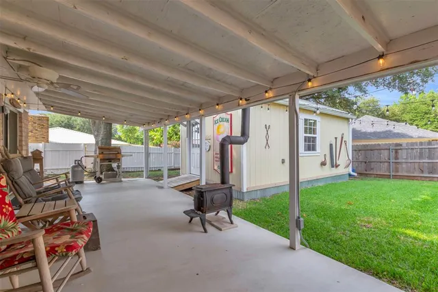 a view of a house with porch and parking area