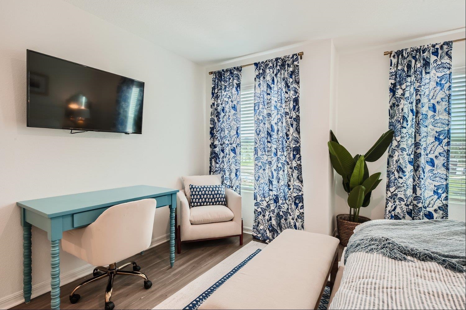 83 Pamplona Drive St. Augustine, FL 32086 - Photo 20 of 66 a living room with furniture and a flat screen tv