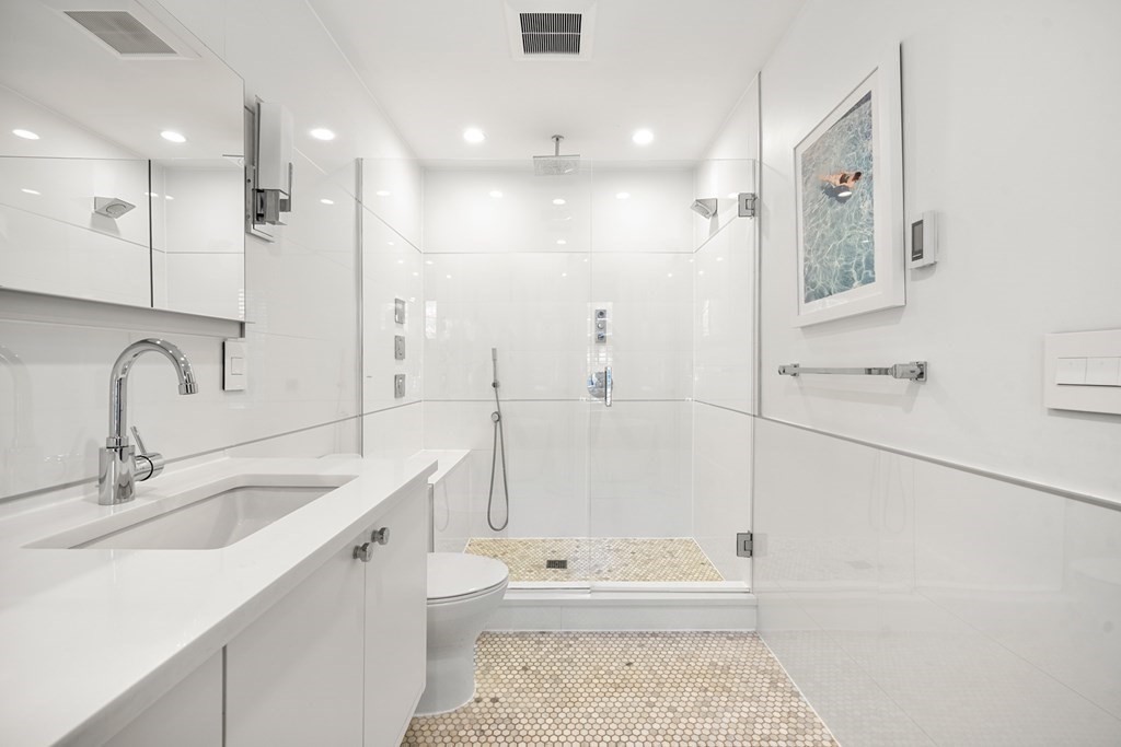 211 West Canton Street, Unit 1 Boston, MA 02116 - Photo 12 of 33 a bathroom with a bathtub and a sink