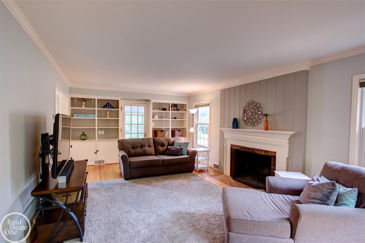 1324 Roslyn Road Grosse Pointe, MI 48236 - Photo 4 of 34 31351245-3.JPG