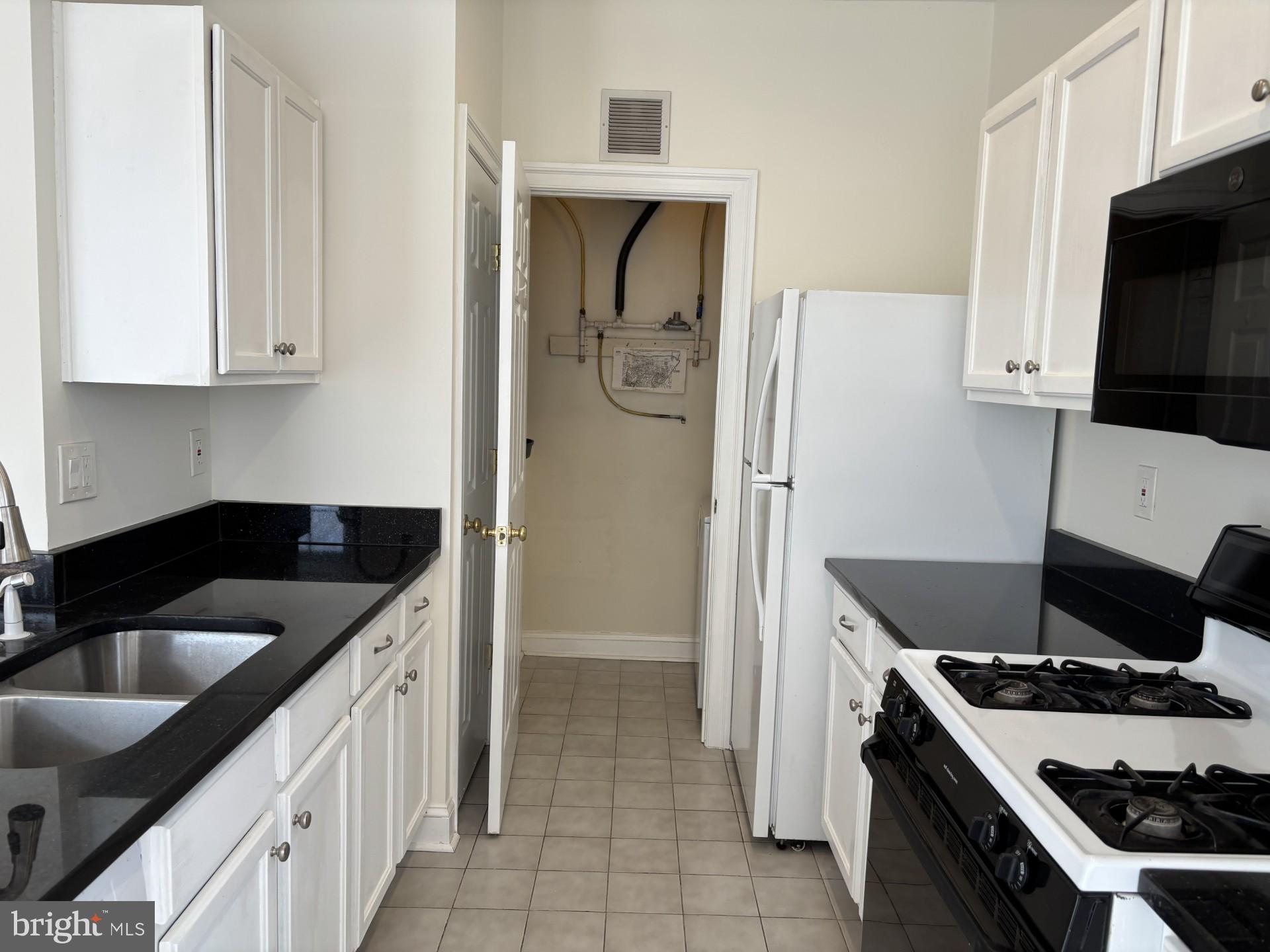 46378 Monocacy Square, Unit 86 Sterling, VA 20165 - Photo 20 of 22 a kitchen with a stove and a refrigerator