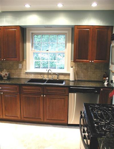 370 Cochran Road Lexington, KY 40502 - Photo 14 of 18 A tile backsplash over granite counterto