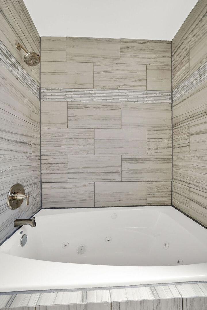 8033 South Campbell Avenue Chicago, IL 60652 - Photo 24 of 30 a bathroom with a bathtub
