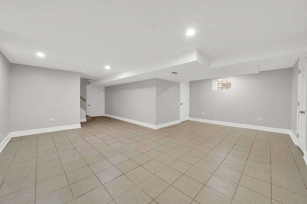 8033 South Campbell Avenue Chicago, IL 60652 - Photo 30 of 30 an empty room with windows