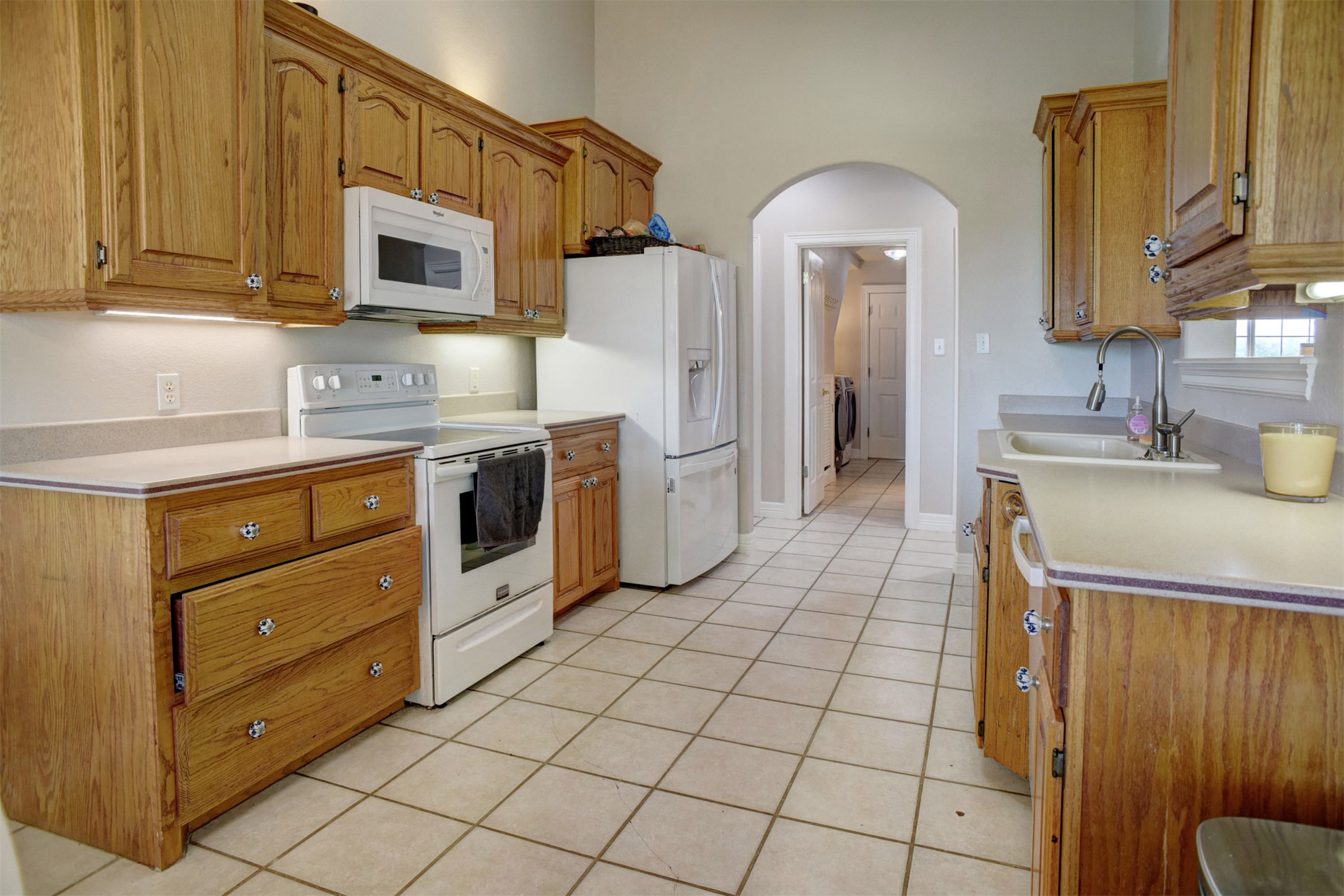 678 Ponderosa Road Bastrop, TX 78602 - Photo 9 of 40 Kitchen featuring white appliances.