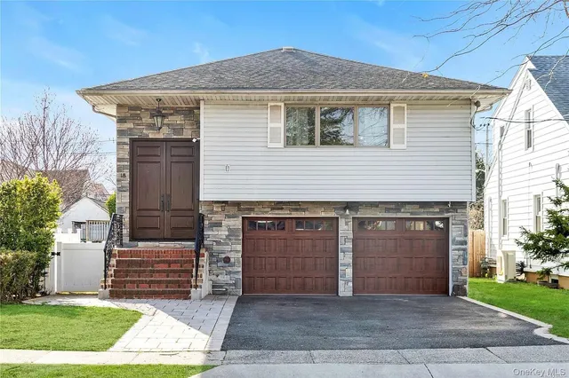 $899,000 | 18 Cumberland Street, Rockville Centre, NY 11570