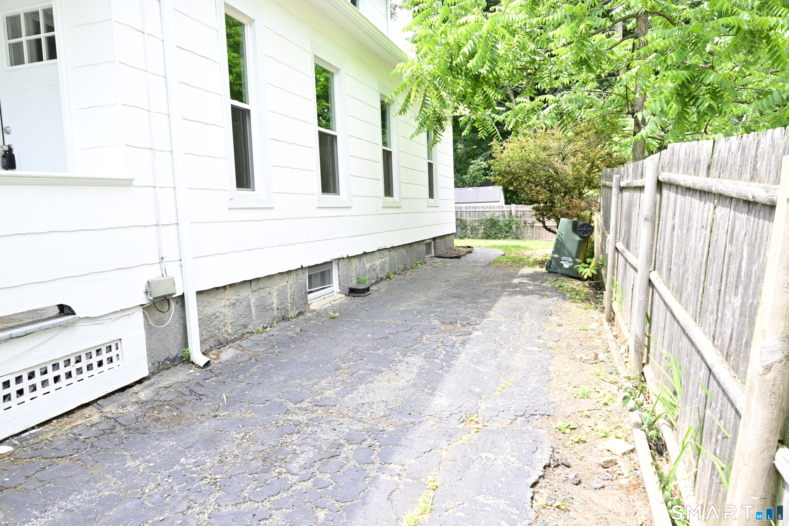 29 Locke Street Ansonia, CT 06401 - Photo 9 of 39