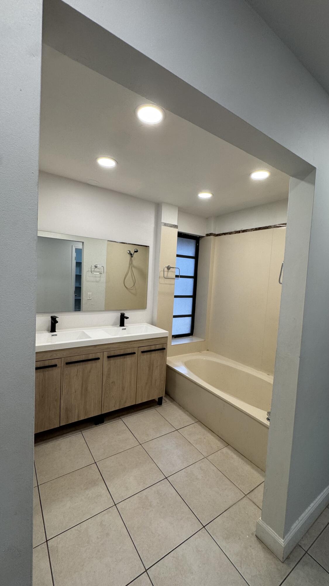 802 St Andrews Road, Unit 15 Hollywood, FL 33021 - Photo 32 of 53 a bathroom with a tub a sink and a mirror