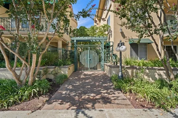 $3,800 | 17809 Halsted Street, Unit 117, Northridge, CA 91325