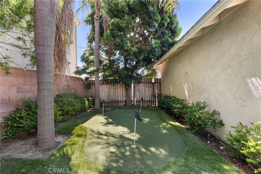 586 36th Street Manhattan Beach, CA 90266 - Photo 33 of 50 Putting green