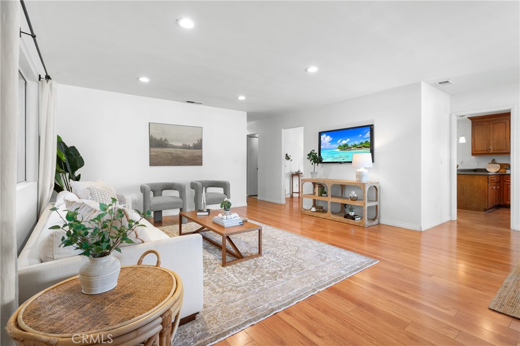 586 36th Street Manhattan Beach, CA 90266 - Photo 4 of 50