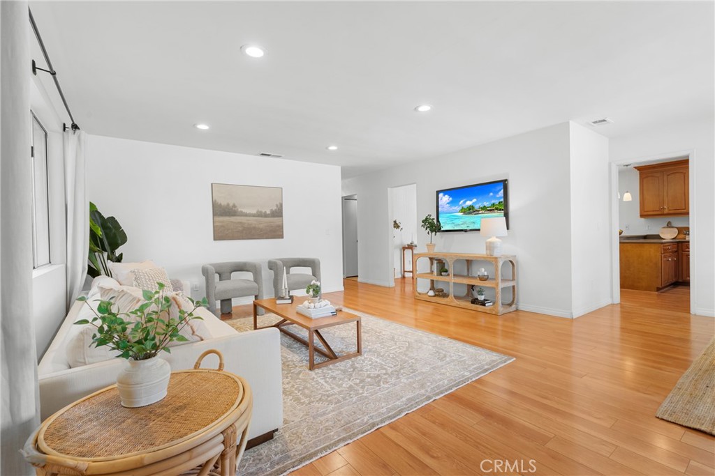 586 36th Street Manhattan Beach, CA 90266 - Photo 5 of 50