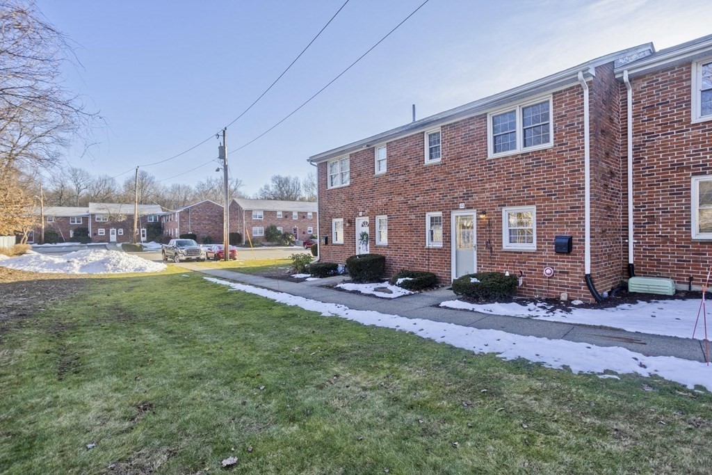 33 Hadley Village Road, Unit 33 South Hadley, MA 01075 - Photo 3 of 35 Gallery Image 3