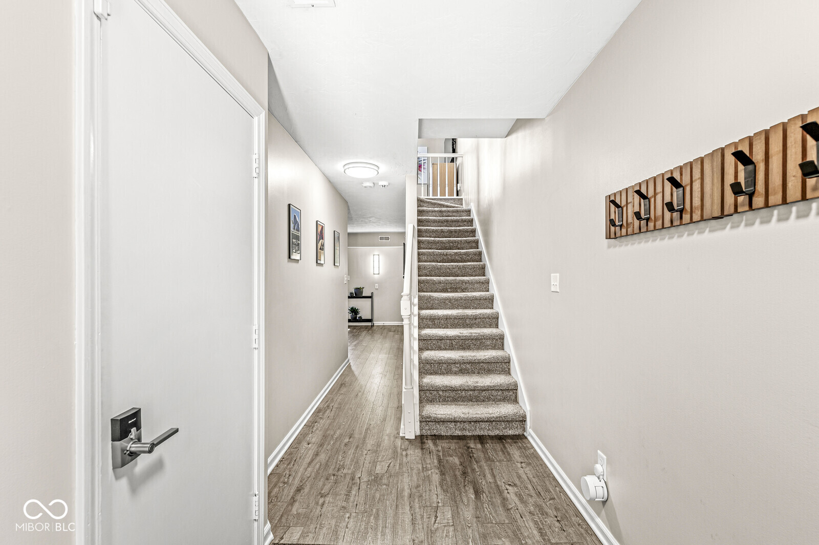 524 Lockerbie Circle North Indianapolis, IN 46202 - Photo 2 of 41