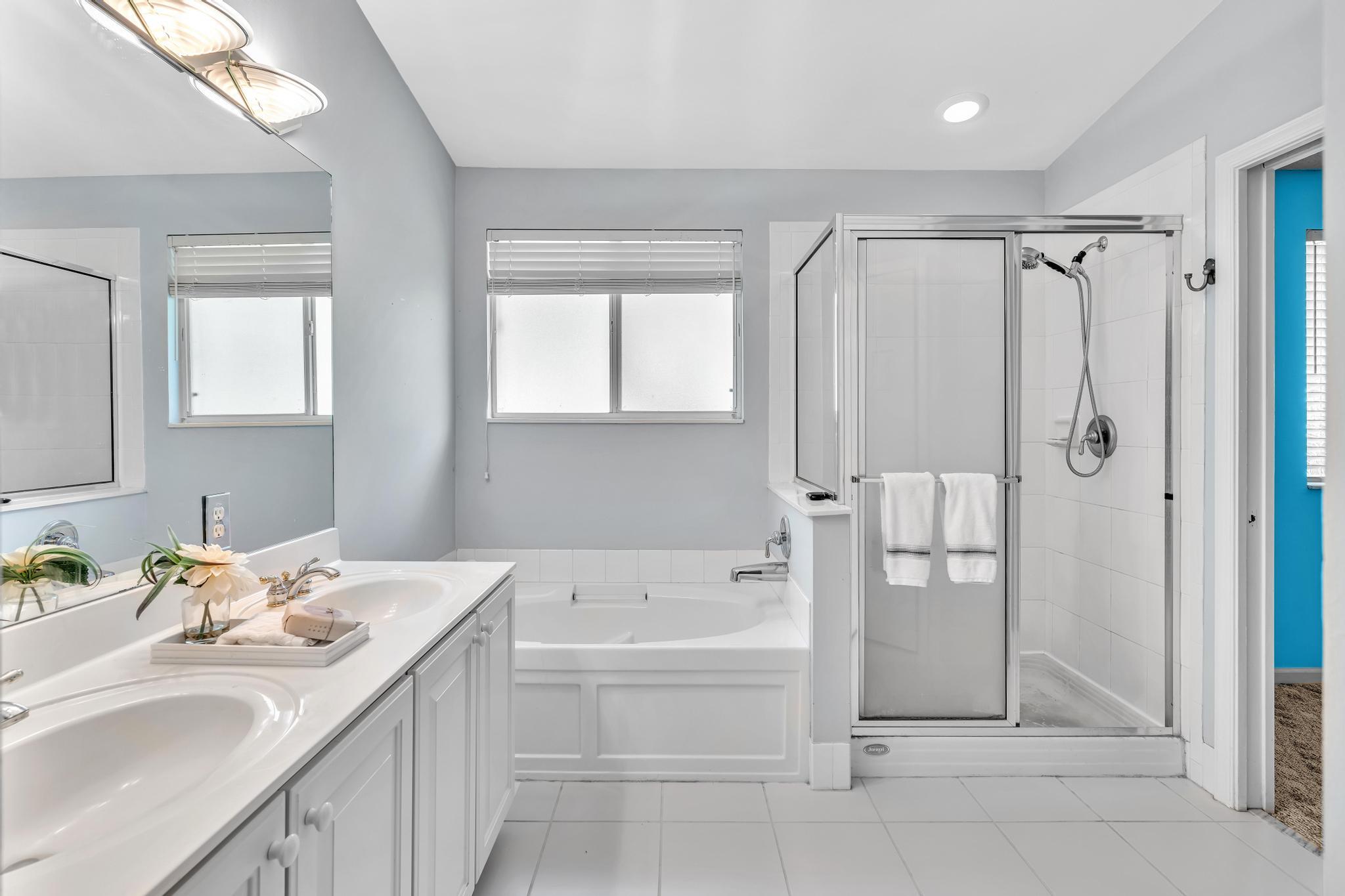 21090 Vía Eden Boca Raton, FL 33433 - Photo 28 of 59 Primary Bath