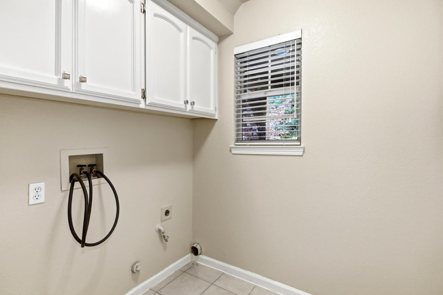 2760 Prestwick Drive Roseville, CA 95661 - Photo 36 of 45 a bathroom with a window and a white rack