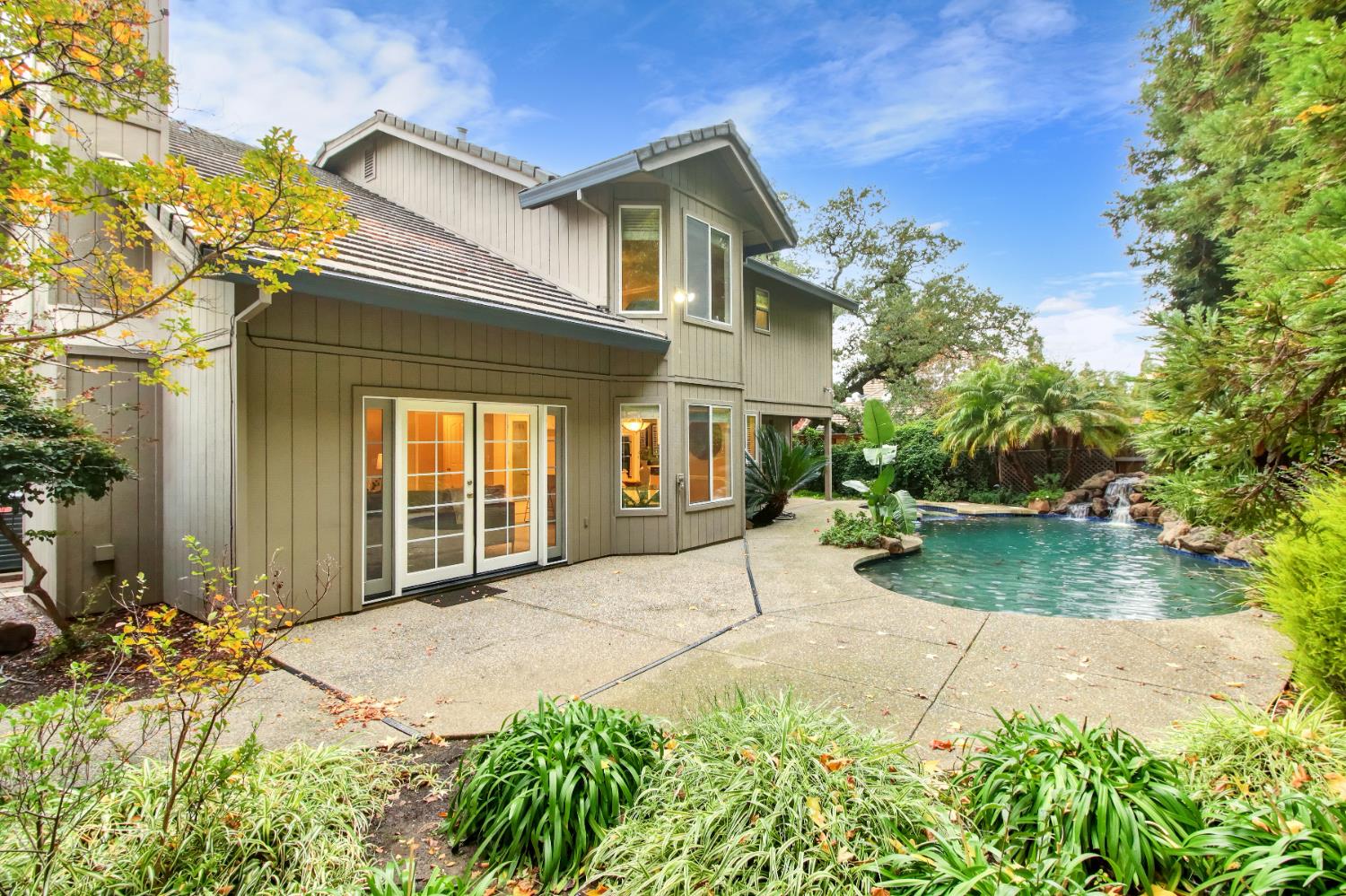 2760 Prestwick Drive Roseville, CA 95661 - Photo 42 of 45 a front view of a house with garden