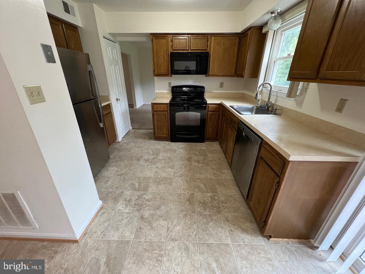 14320 Twig Road Silver Spring, MD 20905 - Photo 2 of 20 Kitchen