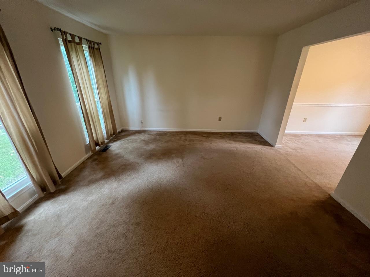 14320 Twig Road Silver Spring, MD 20905 - Photo 5 of 20 Living Room